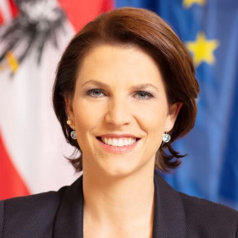 Karoline Edtstadler Profile Picture
